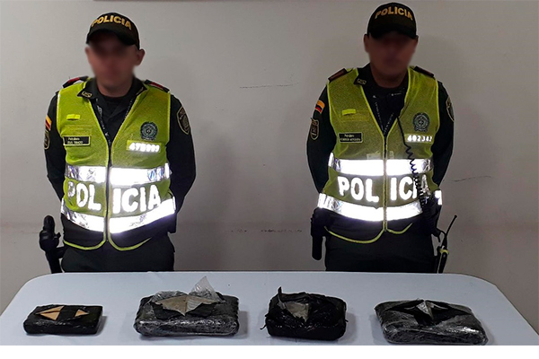 4 alijos de marihuana encontrados camuflados en un aeronave  