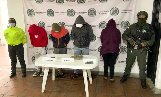 Personas capturadas-policías custodiando