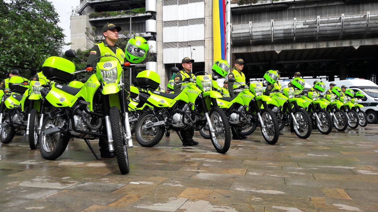 Director de la Policía entrega 100 nuevos policías y helicóptero para seguridad de Medellín 