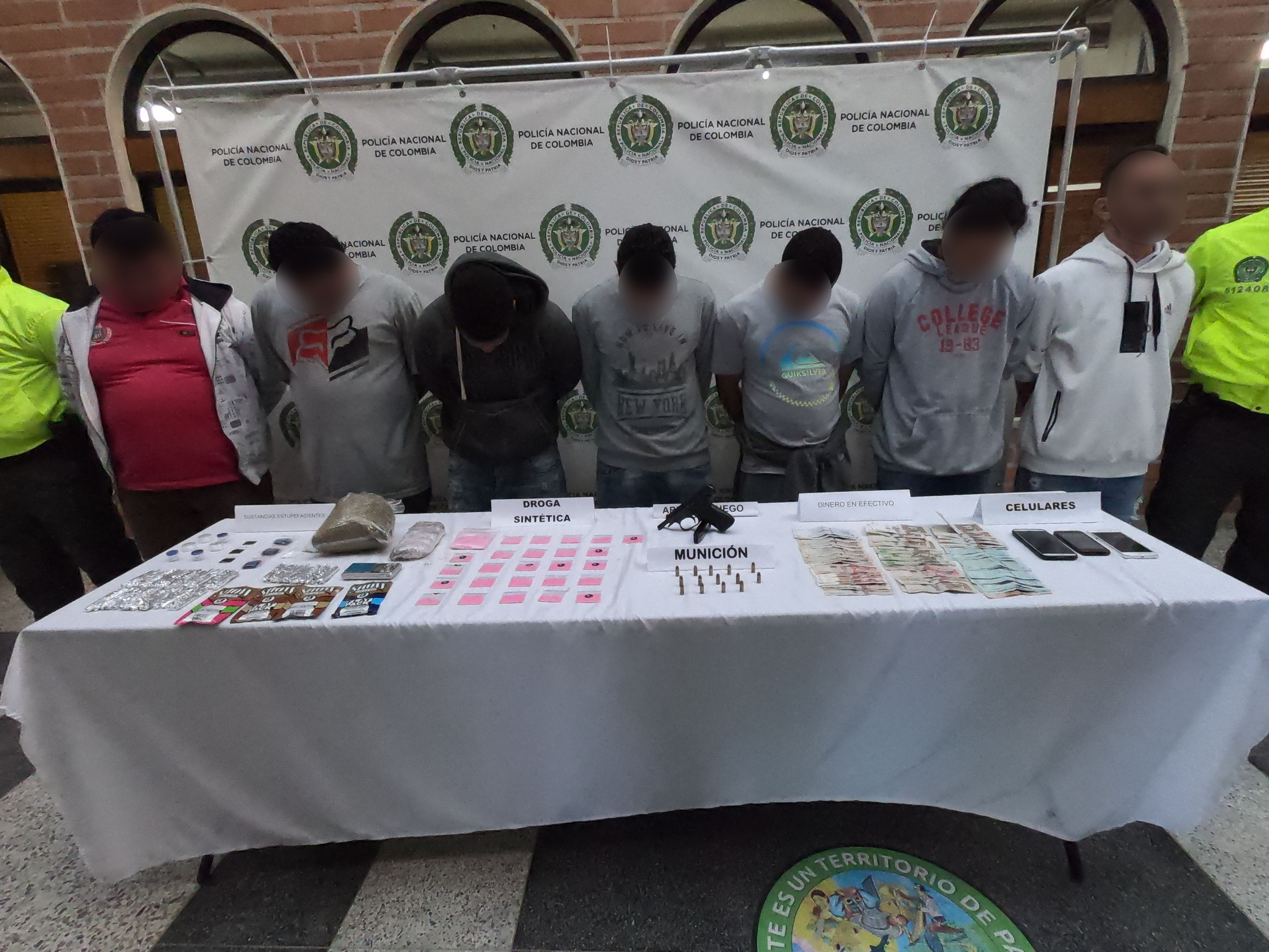 Capturados del grupo delincuencial 'Florencia' son custodiados por Policías de la Sijin