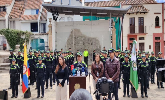 formaci&oacute;n de los nuevos patrulleros de polic&iacute;a y al frente el se&ntilde;or comandante polic&iacute;a metropolitana de Tunja con las autoridades de Tunja  