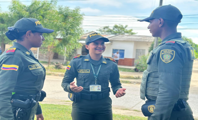 Isabel Sofía lleva con orgullo el uniforme de auxiliar de policía. 