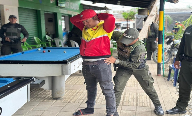 uniformados de la policía nacional en montería realizando registro a personas 