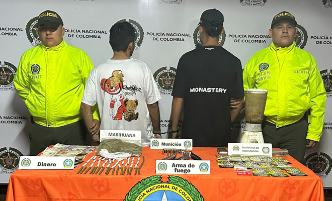 Mediante una diligencia de registro y allanamiento fue incautada un arma de fuego, 05 cartuchos calibre 38 milímetros, 36 cartuchos con punta de goma, un celular, 400 gramos de sustancias alucinógenas, así como varios elementos para su dosificación y $828.000 pesos en efectivo.