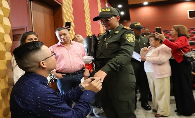 Auxiliar de Policía Ángela Marulanda recibió propuesta de matrimonio tras jurar bandera