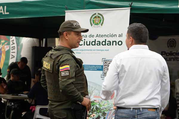 Polic&iacute;a realizando Atenci&oacute;n al ciudadano