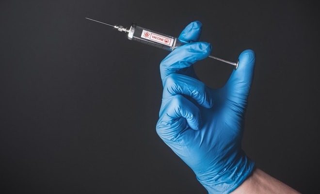 Autoridades recomiendan vacunación y control de vectores para reducir la población de mosquitos.