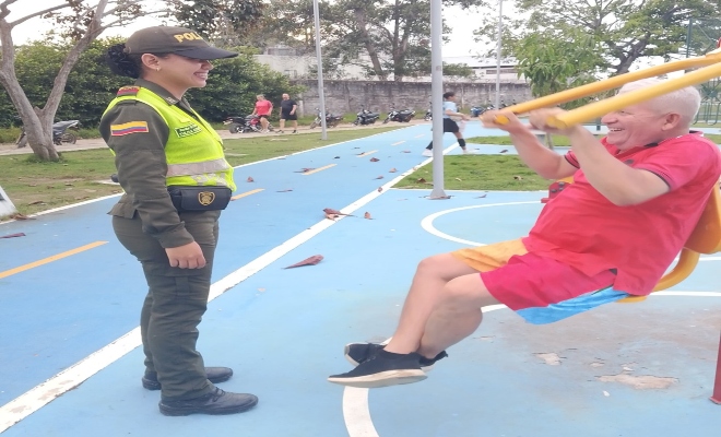Policía comunitaria realizando campañas de prevención
