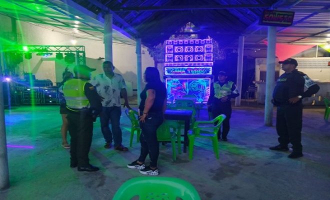 Uniformados realizando controles a establecimientos abiertos al público