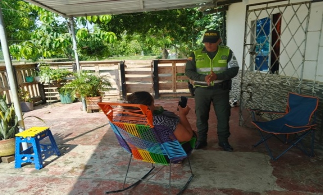 Uniformados realizando campañas contra el hurto