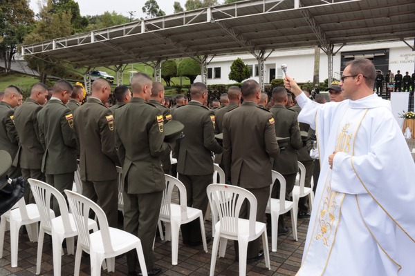 Presbítero bendice placas en la Escuela de Carabineros Alejandro Gutiérrez 