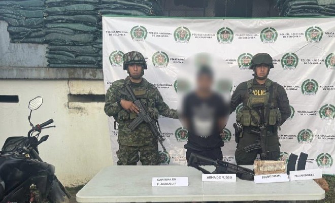 Capturado uno de los presuntos responsables, a quien se le incaut&oacute; un arma de fuego tipo fusil junto con 50 cartuchos calibre 5.56 en custodia de uniformados de la Polic&iacute;a Nacional y el Ejercito Nacional