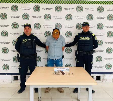 El capturado, junto con el arma incautada, fue dejado a disposición de la Fiscalía 3 Local URI de turno en Pitalito.