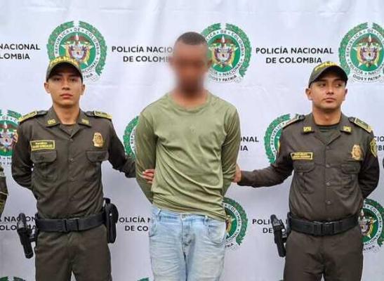 Dos Policías con un Capturado