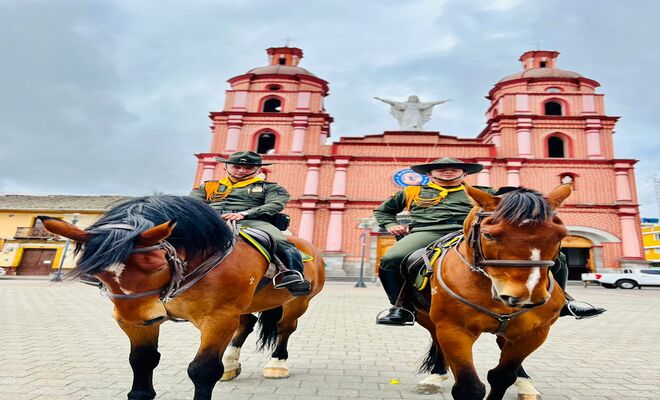 Policía celebra con orgullo patrio