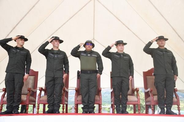 Mandos policiales que presidieron la ceremonia en el Juramento a la Bandera del Curso 03 Auxiliares de Policía, pertenecientes al CENOP