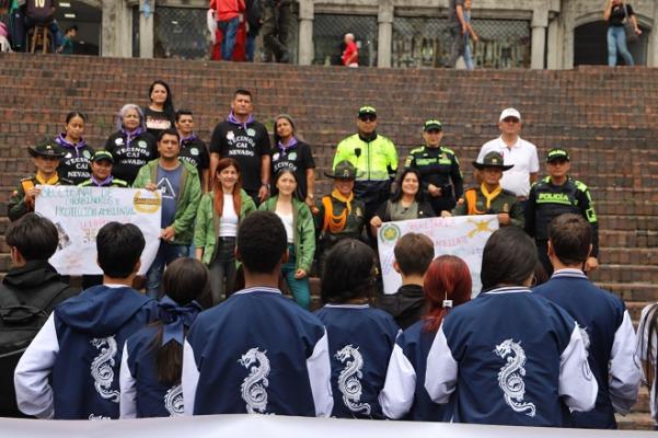 En las calles de la ciudad llevaron a cabo campaña en contra del maltrato animal