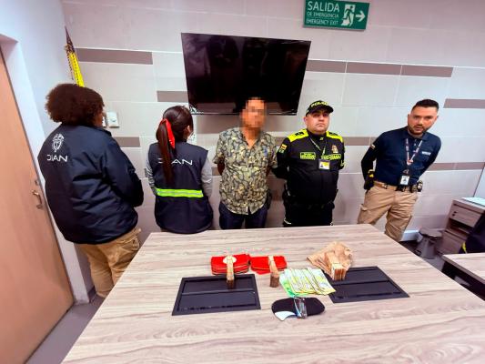 Se logró la captura en flagrancia de una persona de nacionalidad extranjera, proveniente de Curazao que transportaba una maleta en cuyo interior ocultaba la suma de 40.000 euros, equivalentes a $186.480.000, sin la respectiva declaración.