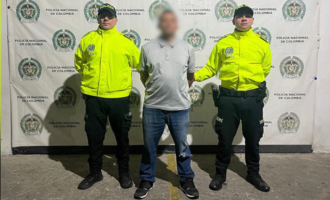 Capturado custodiado por dos policías de la DIJIN