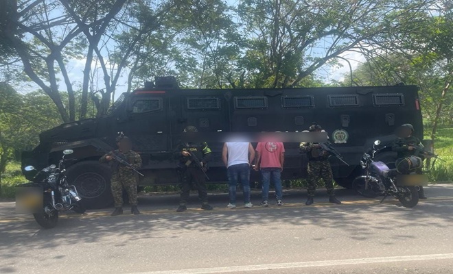 Dos capturados, funcionarios del Ejercito Nacional y Policía Nacional