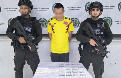 El Grupo GOES de la Policía Nacional detuvo en flagrancia a un sujeto con dosis de marihuana y clorhidrato listas para su distribución.