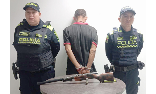 Uniformados de la Policía Nacional sorprendieron a esta persona con un arma de fuego tipo escopeta en el sector del "Dique".
