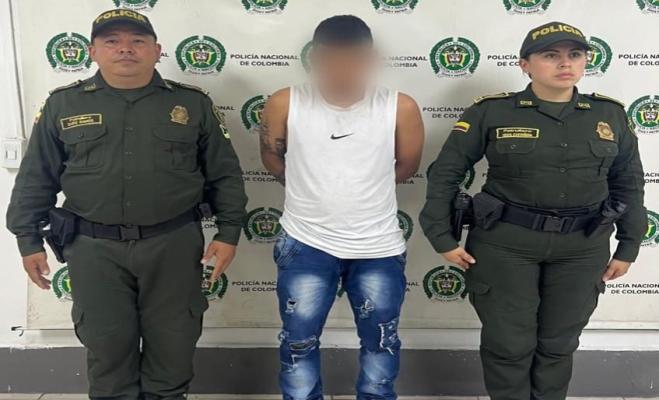 Imagen de los policías y capturado por orden judicial