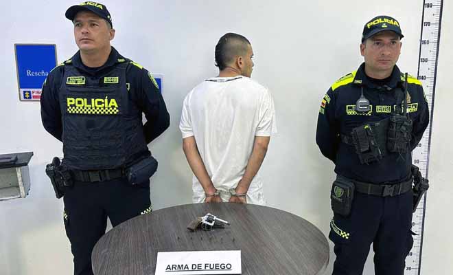 El sujeto tenía en su poder un revólver con tres cartuchos calibre 22 milímetros