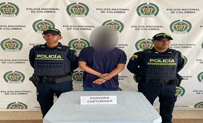 Una persona capturada por dos polic&iacute;as.