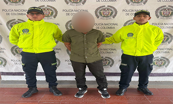 Una persona capturada por dos polic&iacute;as por orden judicial