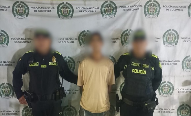 Polic&iacute;as y un ciudadano capturado