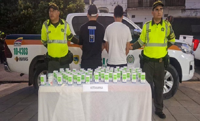 En flagrancia fueron capturados dos hombres quienes transportaban 100 frascos de ketamina