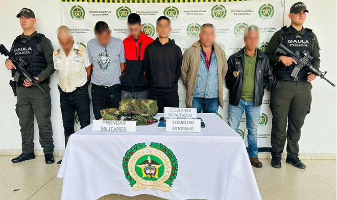 Seis personas capturadas y dos polic&iacute;as