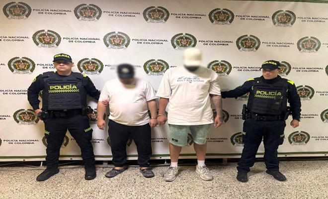 Dos hombres capturados acompañados por dos policias