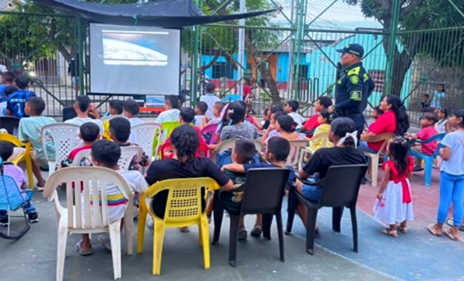 Una noche de cine, convivencia y seguridad transformó el ambiente en el barrio Edmundo López, acercando a la comunidad y su Policía en un espacio de unión y confianza.