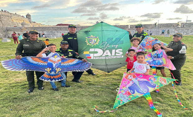 La Policía Nacional celebró el mes de las cometas con jornada lúdica y educativa en Cartagena