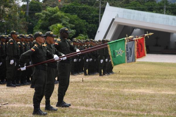 Representación de las banderas de las diferentes compañías del Curso 03 Auxiliares de Policía de la Escuela Nacional de Entrenamiento Policial – CENOP.