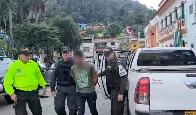 Conducción del capturado por investigadores de SIJIN