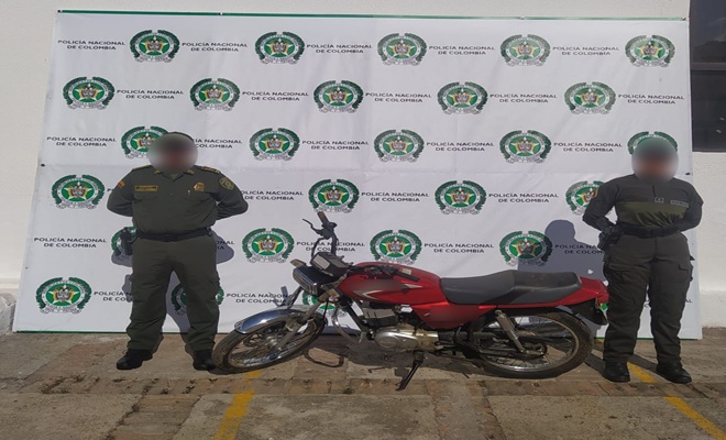 Dos policias y 01 motocicleta recuperada en Ocaña