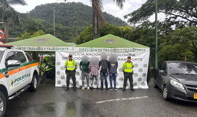 Cuatro personas que se desplazaban en un vehículo al parecer, hurtado, fueron capturados en la vía al Llano
