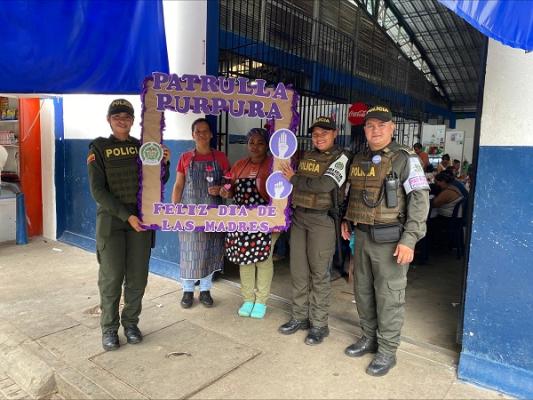 La Patrulla P&uacute;rpura sorprende a madres trabajadoras de la plaza de mercado en su d&iacute;a