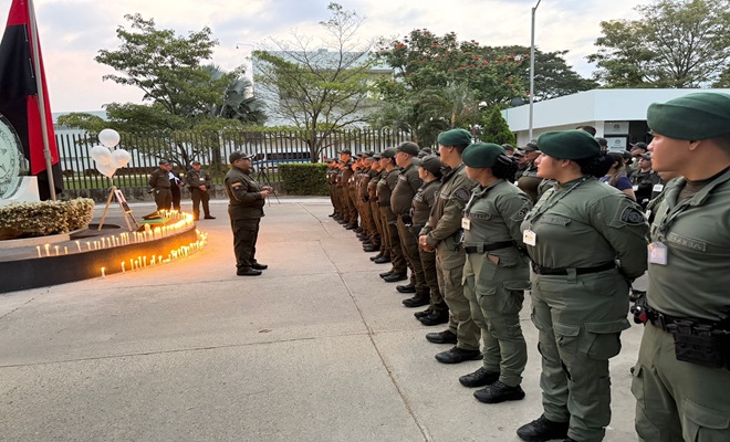 velatón en homenaje a la memoria del Subintendente Andrés Felipe De la Hoz