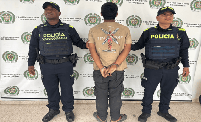 Dos polic&iacute;as y un capturado