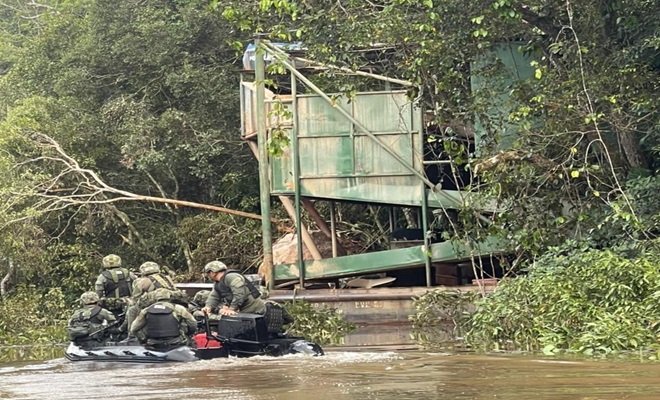 Destruimos maquinaria amarilla de extracción minera