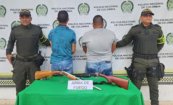 Dos personas capturadas, transportando dos armas de fuego