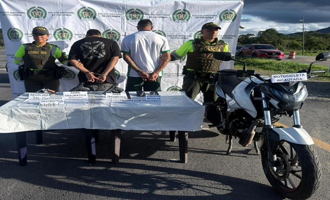 Dos capturados, armas de fuego, una moto y dos polic&iacute;as custodiando