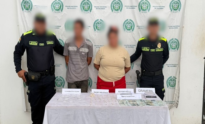 Polic&iacute;as y dos personas capturadas