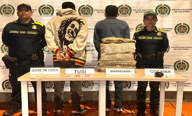 Dos polic&iacute;as custodian dos capturados y sustancias ilegales