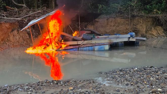 Draga incinerada sobre el agua
