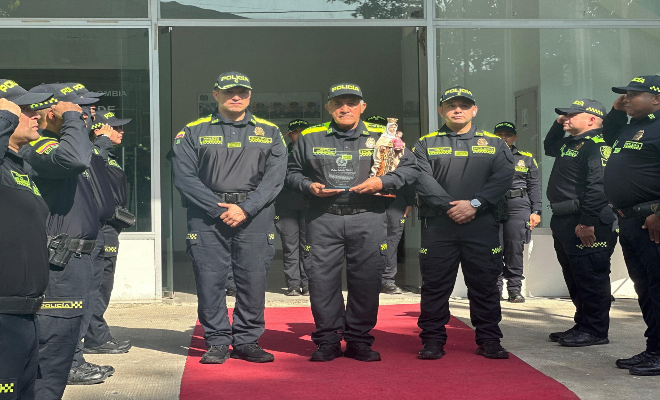 El teniente coronel Jhon Edward Correal Cabezas, comandante encargado, y el comisario Dalimiro Sanjuán de Ávila, mando ejecutivo de comando, le entregarán una imagen de la Virgen y una placa de reconocimi